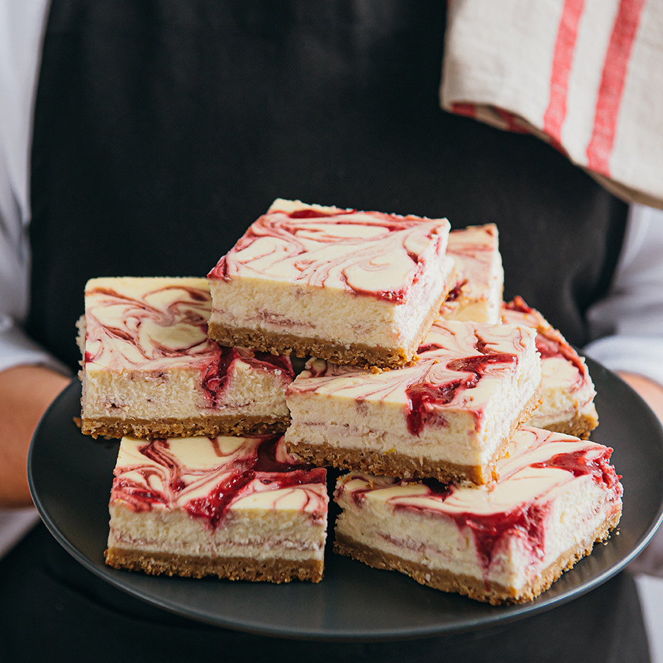 Carrés de gâteau au fromage, fraises et canneberges, une recette savoureuse par Lassonde Service Alimentaire