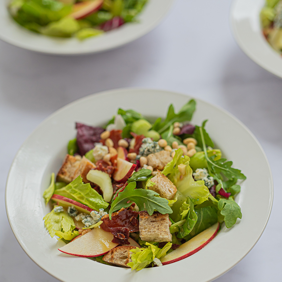 Salade de romaine, radicchio et fromage bleu, vinaigrette aux pommes, une recette savoureuse par Lassonde Service Alimentaire