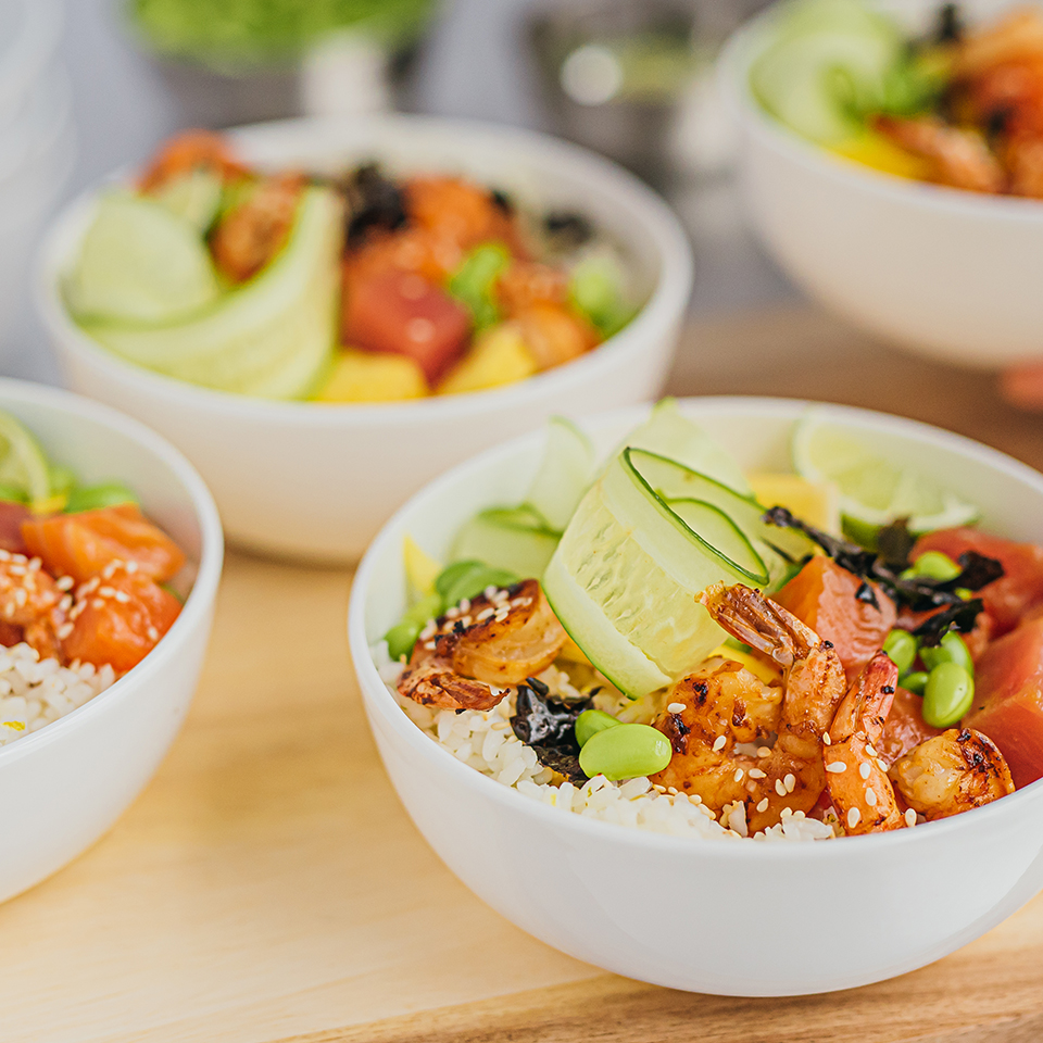 Bols poké au thon, aux crevettes et à l&rsquo;ananas, une recette savoureuse par Lassonde Service Alimentaire